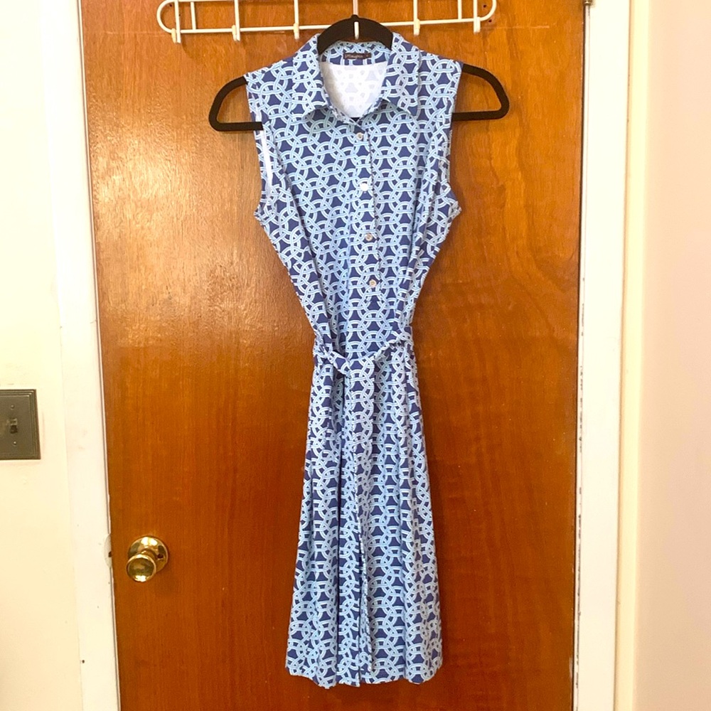 J.McLaughlin blue/white dress a versatile piece, which features an elegant fit👗